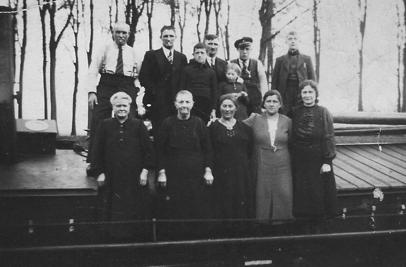 Haijo Lubbers en familieleden op het schip